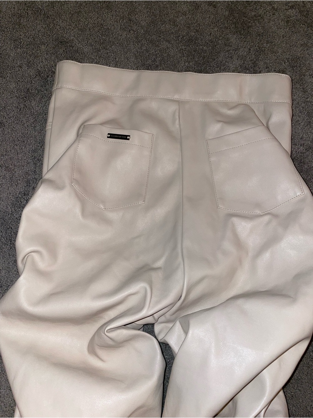 Maniere De Voir Tacked Vegan Leather Beige Cream Pants Size 8 - Picture 11 of 11